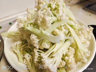 豆瓣酱肉片炒花菜的做法步骤：1