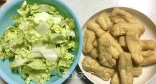 白菜煮油豆腐的做法步骤：1