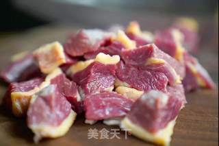 红烧牛腩的做法步骤：1