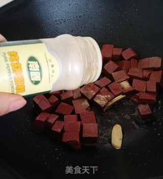 蒜苗炒猪红的做法步骤：5