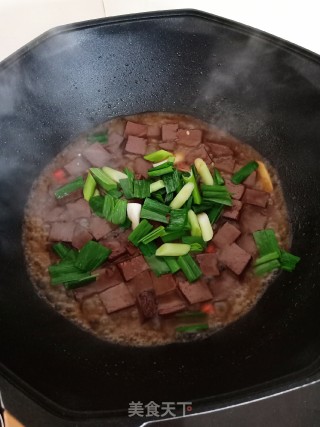 蒜苗炒猪红的做法步骤：7