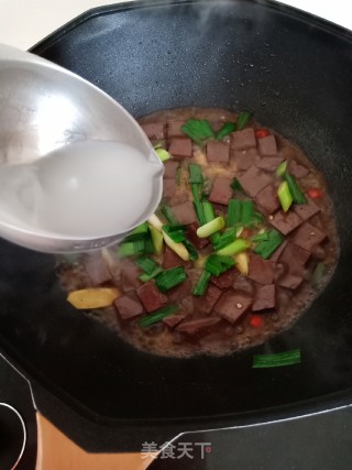 蒜苗炒猪红的做法步骤：8
