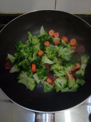 腊肠炒西蓝花的做法步骤：5