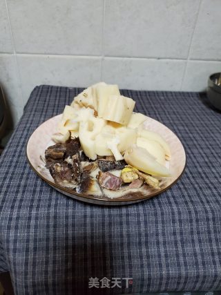 莲藕煲腊猪蹄的做法步骤：2