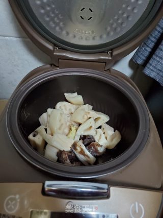 莲藕煲腊猪蹄的做法步骤：3