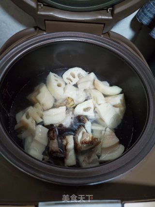莲藕煲腊猪蹄的做法步骤：4