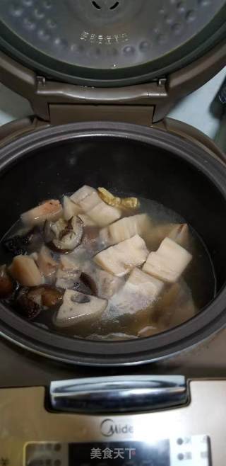 莲藕煲腊猪蹄的做法步骤：6