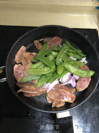 香肠清炒荷兰豆的做法步骤：3