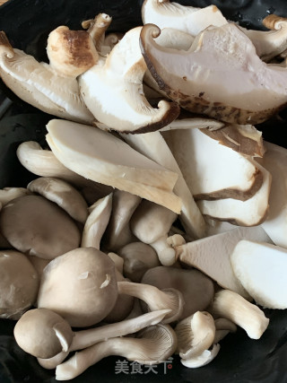 菌菇鲍汁捞面的做法步骤：3