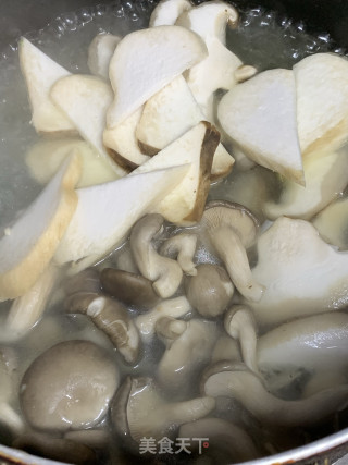 菌菇鲍汁捞面的做法步骤：6