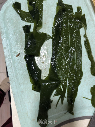 海带芽煎蛋汤的做法步骤：1