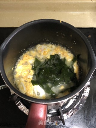 海带芽煎蛋汤的做法步骤：4