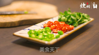 【鸳鸯双鱼锅】十五块钱买了两条鱼，做了一道超级好吃的鸳鸯火锅，今年的年夜饭就用他做主菜吧的做法步骤：2