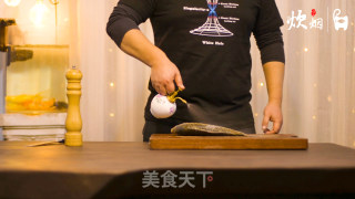 【鸳鸯双鱼锅】十五块钱买了两条鱼，做了一道超级好吃的鸳鸯火锅，今年的年夜饭就用他做主菜吧的做法步骤：3