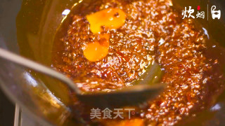 【鸳鸯双鱼锅】十五块钱买了两条鱼，做了一道超级好吃的鸳鸯火锅，今年的年夜饭就用他做主菜吧的做法步骤：5