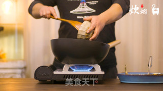 【鸳鸯双鱼锅】十五块钱买了两条鱼，做了一道超级好吃的鸳鸯火锅，今年的年夜饭就用他做主菜吧的做法步骤：8