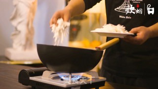 【鸳鸯双鱼锅】十五块钱买了两条鱼，做了一道超级好吃的鸳鸯火锅，今年的年夜饭就用他做主菜吧的做法步骤：11