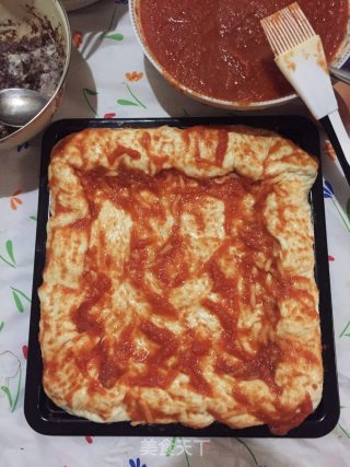 一面两饼????果蔬搭配????芝士厚卷边蔬菜火腿奶比萨????????芝士椰油底薄饼水果挞比萨????的做法步骤：3