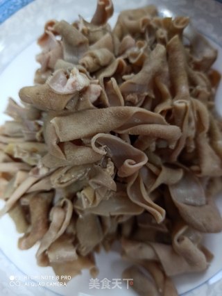 青蒜炒鸭肠的做法步骤：2