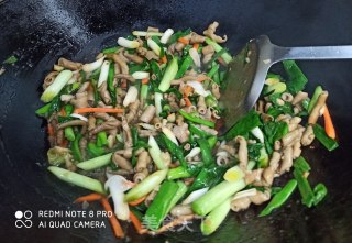 青蒜炒鸭肠的做法步骤：8