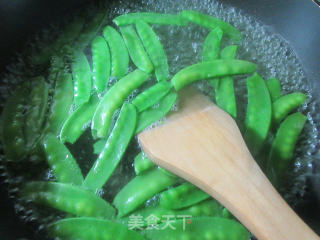 虾仁炒荷兰豆的做法步骤：5