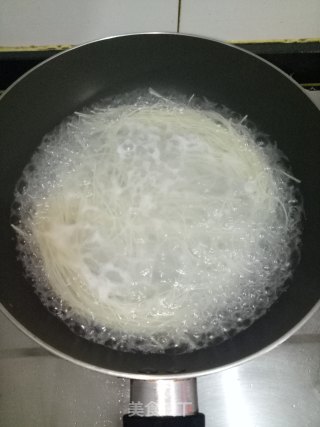 排骨面线烘蛋的做法步骤：2