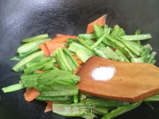 胡萝卜炒油麦菜的做法步骤：5