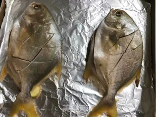 辣烤金鲳鱼的做法步骤：3
