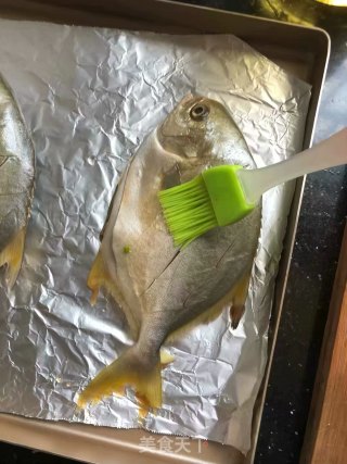 辣烤金鲳鱼的做法步骤：4