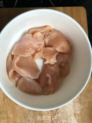 蒜末红辣椒蒸金针菇鸡胸的做法步骤：1