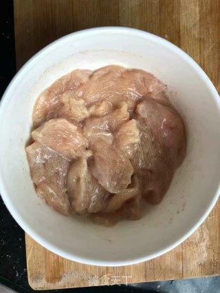 蒜末红辣椒蒸金针菇鸡胸的做法步骤：2