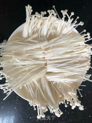 蒜末红辣椒蒸金针菇鸡胸的做法步骤：3