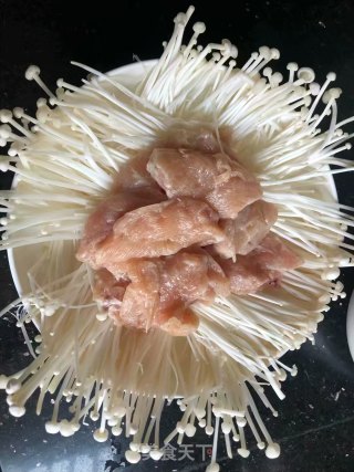 蒜末红辣椒蒸金针菇鸡胸的做法步骤：4