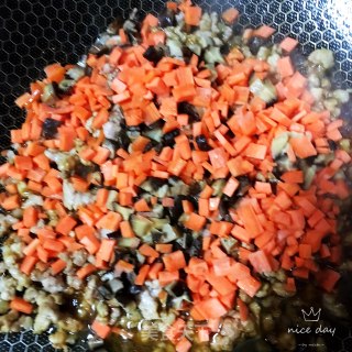 胡萝卜香菇肉末炒米饭的做法步骤：9