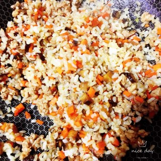 胡萝卜香菇肉末炒米饭的做法步骤：11