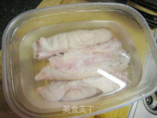 空气炸锅烤猪手的做法步骤：1