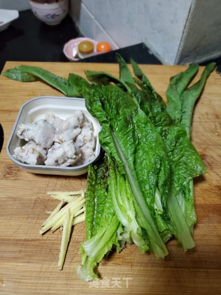 莴笋叶鱼滑汤的做法步骤：1