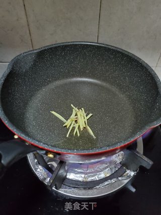 莴笋叶鱼滑汤的做法步骤：2