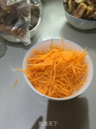 胡萝卜炒荷兰豆的做法步骤：1