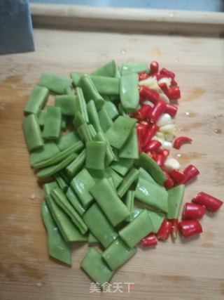 胡萝卜炒荷兰豆的做法步骤：2