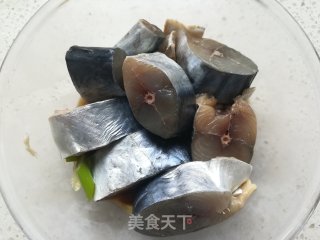 熏鲅鱼的做法步骤：1