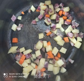 土豆腊肠焖饭的做法步骤：2
