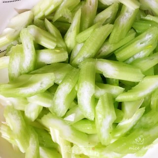 腊肉炒青菜的做法步骤：1