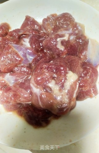 猪肉煮番茄的做法步骤：1