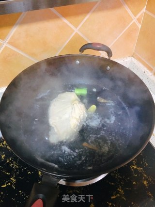 熬鸡油菌的做法步骤：1