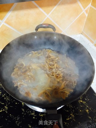熬鸡油菌的做法步骤：2