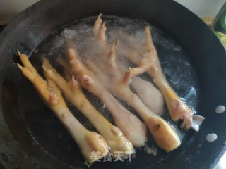 卤鸡爪的做法步骤：1