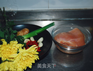 菊花炒鸡丝的做法步骤：1