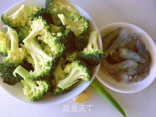 西兰花炒虾球的做法步骤：1