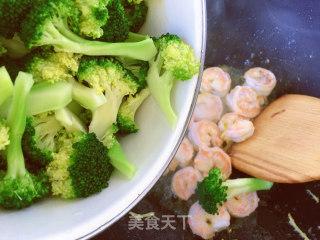 西兰花炒虾球的做法步骤：8